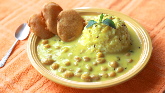Prabhupada’s Chickpeas in Golden Karhi Sauce
